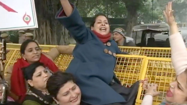 അമിത് ഷായുടെ വസതിക്കു മുന്നിൽ പ്രതിഷേധം; പ്രണബ് മുഖർജിയുടെ മകളടക്കം കസ്റ്റഡിയിൽ