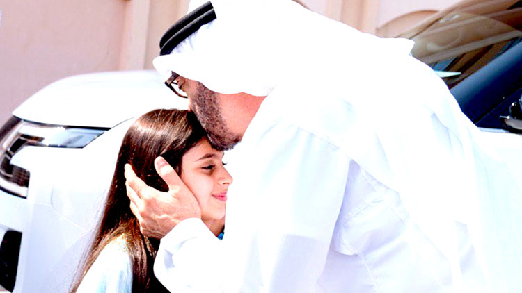 െഎഷ മോൾക്ക്​ ഷേക്ക്​ ഹാൻഡും മുത്തവും നൽകി ശൈഖ്​ മുഹമ്മദ്​  (വിഡിയോ)