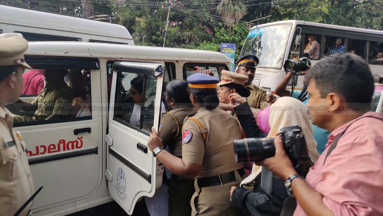 വാളയാർ: മുഖ്യമന്ത്രിയുടെ പരിപാടിയിലേക്ക് മാർച്ച് ചെയ്​ത വെൽഫെയർ പാർട്ടി നേതാക്കളെ അറസ്​റ്റ്​ ചെയ്തു