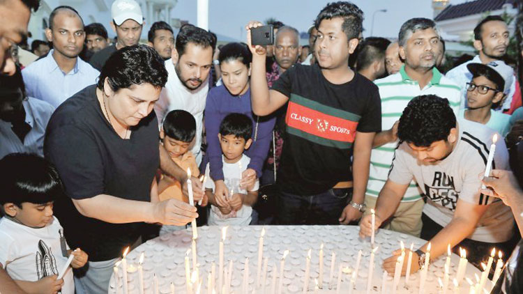 സ്​​​ഫോ​​ട​​നം: സ​​ങ്ക​​ട​​ക്ക​ട​ലി​ലും ​ െഎ​ക്യ​ദാ​ർ​ഡ്യ​വു​മാ​യി ശ്രീ​​ല​​ങ്ക​​ൻ ജ​​ന​​ത