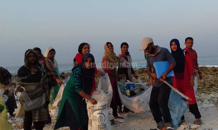 students cleaning kawaratti gandhi parak students cleaning kawaratti gandhi parak