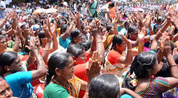 രാഷ്ട്രീയ സംഘടനകള്‍ പുറത്ത്; പ്രശ്ന പരിഹാരത്തിന് സ്വന്തം വഴി തേടി തൊഴിലാളികള്‍