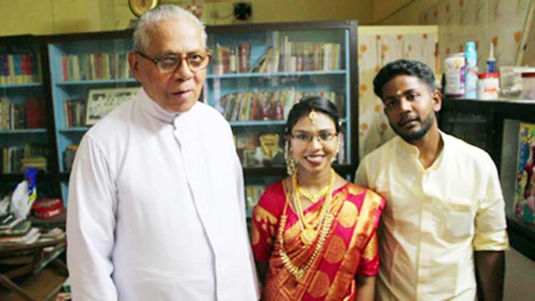 വൈ​​ദി​​കന്‍റെ സ്​​​ഥാ​​പ​​ന​​ത്തി​​ൽ അ​​ന്തേ​​വാ​​സി; ക്ഷേ​​ത്ര​​ത്തി​​ൽ താ​​ലി​​കെ​​ട്ട്