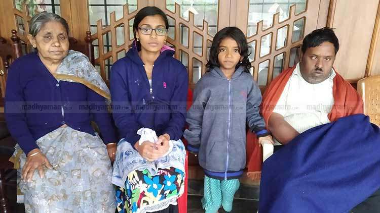 ദുരന്തം വഴിമാറിയത്​ തലനാരിഴക്ക്​;  മിനി ടീച്ചറും മക്കളും രക്ഷപ്പെട്ടു