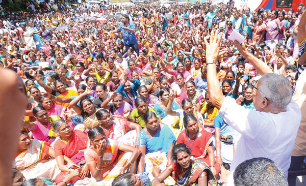 ‘മൂന്നാറിന്‍ മക്കളേ, വണക്കം’; പൊരിയും മനങ്ങള്‍ പിടിച്ച് വി.എസ്