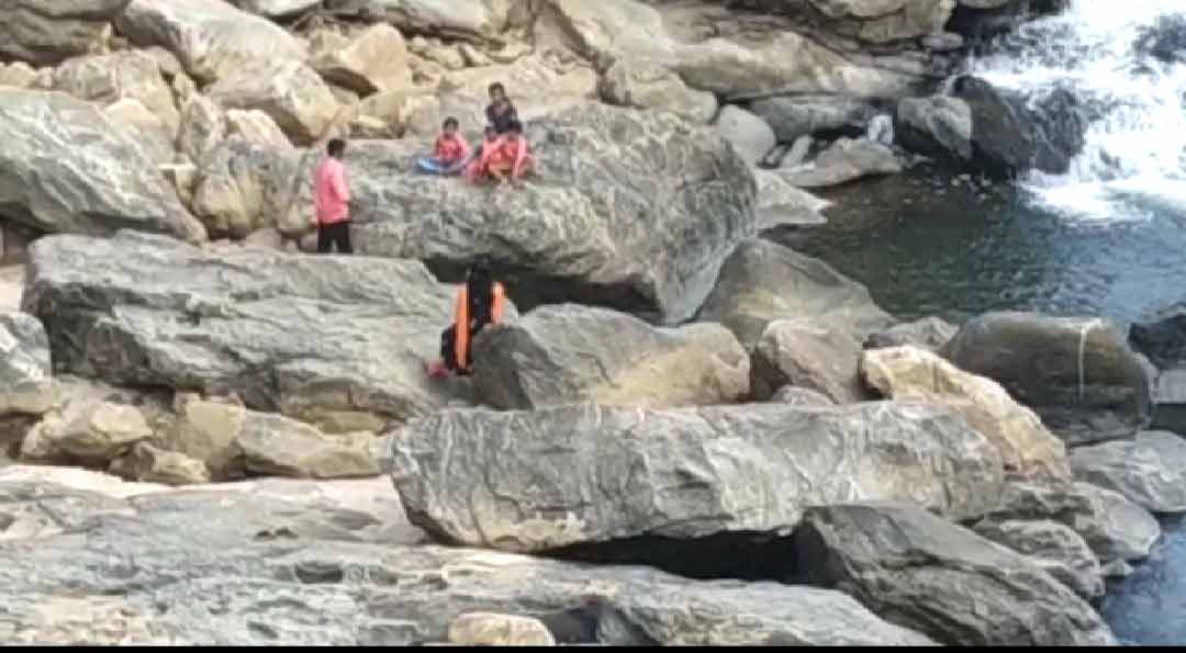 പർവതനിരയുടെ പനിനീ​രൊക്കെ തന്നെ;  സൂക്ഷിച്ചി​ല്ലെങ്കിൽ ജീവനും കൊണ്ടുപോകും