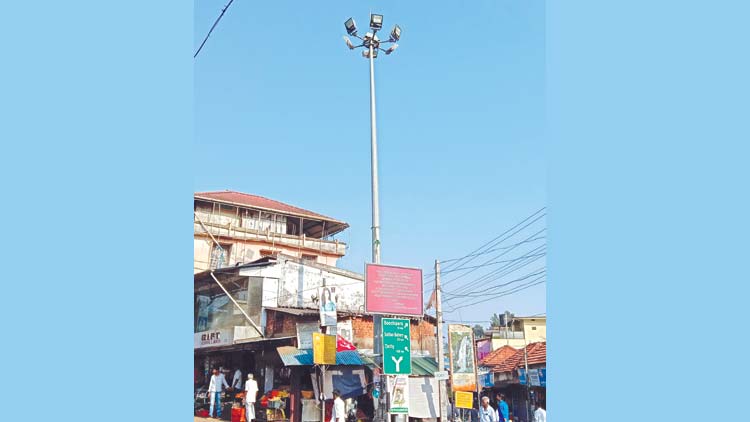 രാ​ത്രി​യാ​യാ​ൽ  മേ​പ്പാ​ടി ടൗ​ൺ ഇ​രു​ട്ടി​ൽ