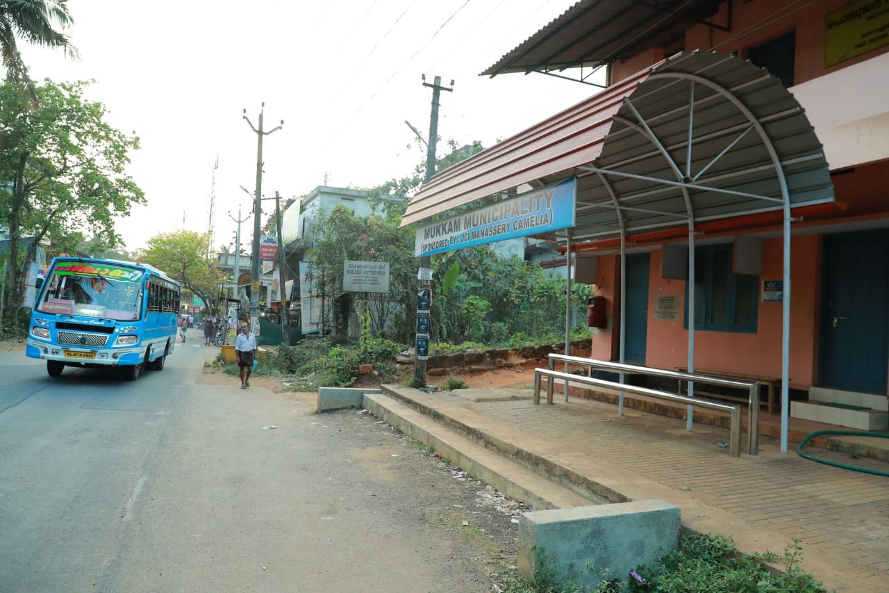 നാടിന് സമർപ്പിച്ചിട്ട് ആറു മാസമായി; നോക്കുകുത്തിയായി ബസ്​ കാത്തിരിപ്പു കേന്ദ്രം