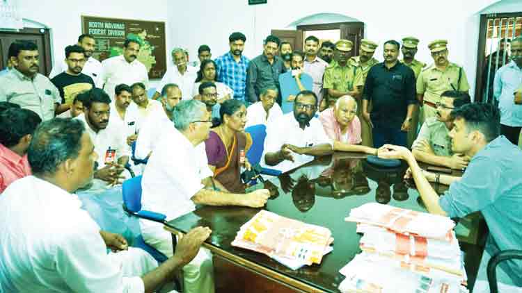 കാ​ട്ടാ​നക്കൂട്ട​ത്തി​െൻറ ആ​ക്ര​മ​ണം: മ​ണി​യു​ടെ മ​ര​ണത്തിൽ വ്യാ​പ​ക പ്ര​തി​ഷേ​ധം