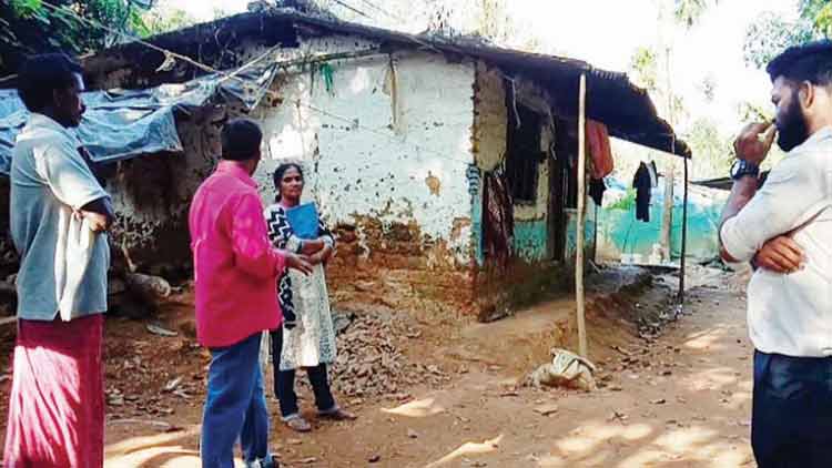 ദേ, ഇൗ കുടുംബത്തെ ഒഴിപ്പിക്കുന്നു...