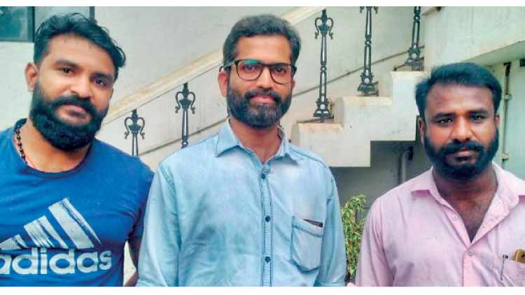 കോ​വി​ഡ് കാ​ലത്ത്​ സേ​വ​ന പാ​ത​യി​ൽ കർമനിരതരായി മൂ​വ​ർ സം​ഘം