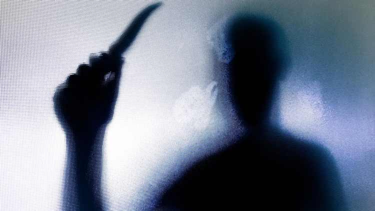 ബ്ലാ​ക്​മാ​െൻറ ​മറ​വി​ൽ യു​വ​തി​യു​ടെ  ക​ഴു​ത്തി​ൽ ക​ത്തി​വെ​ച്ച് മാ​ല മോ​ഷ​ണ​ശ്ര​മം