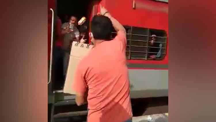 അന്തർ സംസ്​ഥാന തൊഴിലാളികൾക്ക്​ ​ബിസ്​കറ്റ്​ എറിഞ്ഞുനൽകി; റെയിൽവേ ഉദ്യോഗസ്​ഥന്​ സസ്​പെൻഷൻ