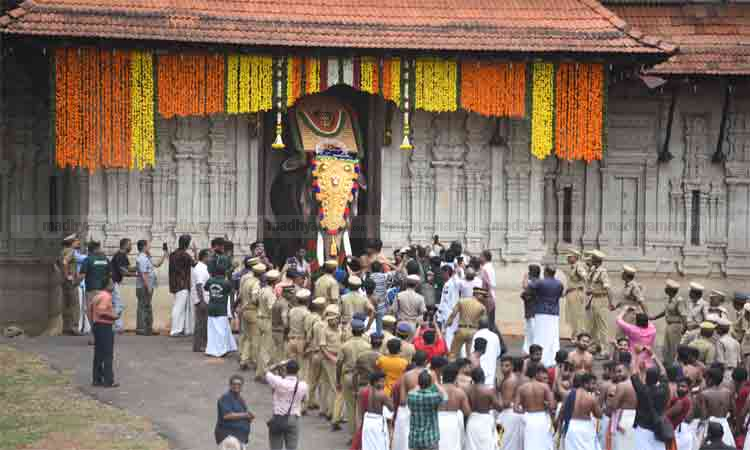 കാഴ്​ചകളിലേക്ക്​ വാതിൽ തുറന്നിട്ടു  ഇന്ന്​ പൂരം
