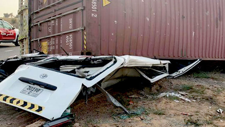 ബ​സി​നു മു​ക​ളി​ലേ​ക്ക് ക​ണ്ടെ​യ്​​ന​ർ മ​റി​ഞ്ഞ് ഒ​രാ​ൾ മ​രി​ച്ചു