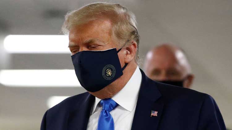 ഒടുവിൽ ട്രംപും ‘വഴങ്ങി’; വാശിയുപേക്ഷിച്ച്​ മാസ്​ക്​ ധരിച്ചു