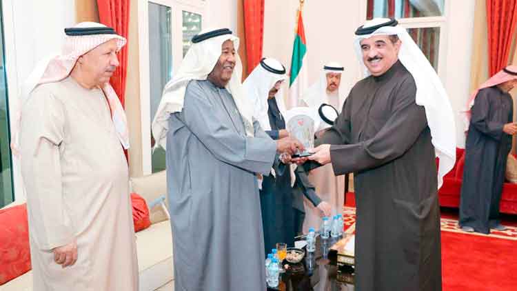 യു.​എ.​ഇ​യി​ലെ ബ​ഹ്റൈ​ന്‍ അം​ബാ​സ​ഡ​ര്‍  ബ​ഹ്റൈ​നി അ​ധ്യാ​പ​ക​രെ ആ​ദ​രി​ച്ചു