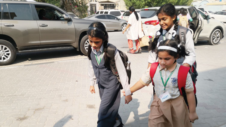 റോഡിൽ മഞ്ഞ ബസുകളുടെ ഘോഷയാത്ര: സ്​കൂളുകളിൽ ഉണ്ണികളുടെ ഉത്സവമേളം