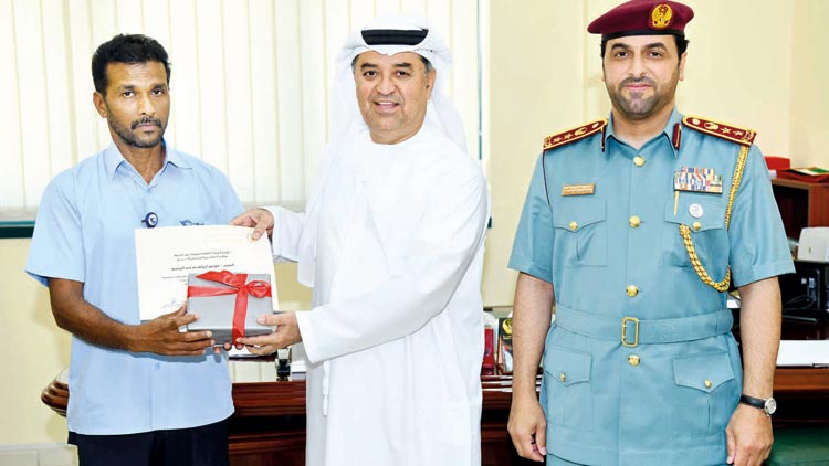 മ​ല​യാ​ളി​ക​ളു​ടെ അ​ഭി​മാ​നം  ഉ​യ​ര്‍ത്തി​യ അ​ബ്​​ദു​ല്‍ റ​ഹീ​മി​ന്  ആ​ഭ്യ​ന്ത​ര മ​ന്ത്രാ​ല​യം ആ​ദ​രം