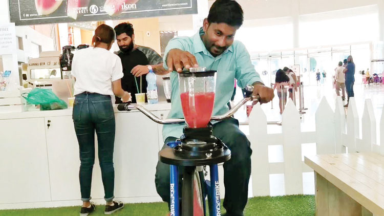 ദുബൈ വാട്ടർ ഫ്രണ്ട് മാർക്കറ്റിലേക്ക് വരൂ;  സൈക്കിൾ ചവിട്ടി ജ‍്യൂസടിക്കൂ...