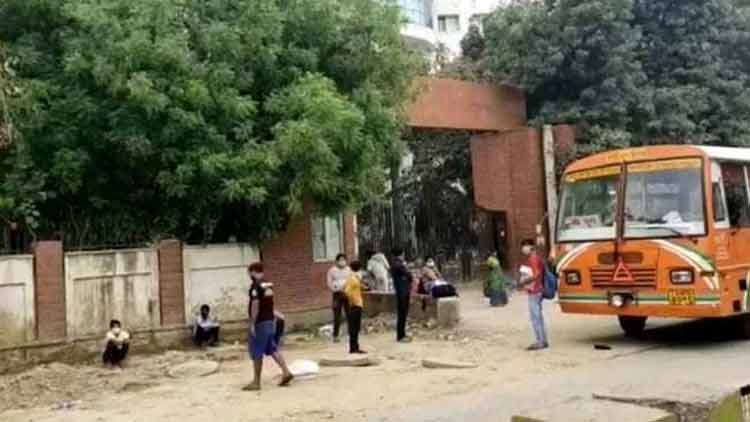 യു.പിയിൽ ആശുപ​ത്രിക്ക്​ പുറത്ത്​ കോവിഡ്​ രോഗികൾ കാത്തുനിന്നത്​ ഒരുമണിക്കൂറോളം