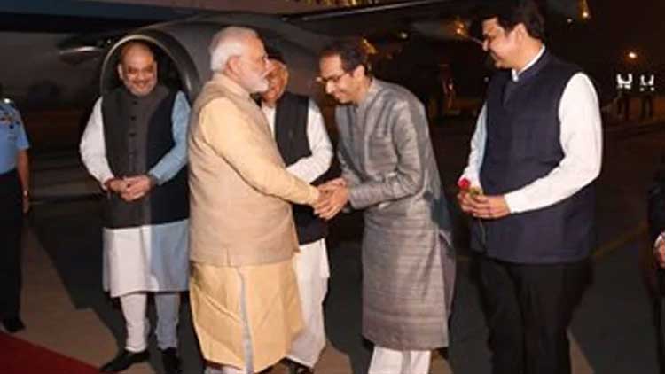 മോദിയെ വിമാനത്താവളത്തിൽ സ്വീകരിച്ച് ഉദ്ധവ്