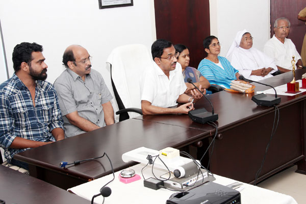 പ്രതിഷേധത്തില്‍ മുങ്ങി ഗോള്‍ഡന്‍ മദര്‍ പുരസ്കാര വിതരണ ചടങ്ങ്