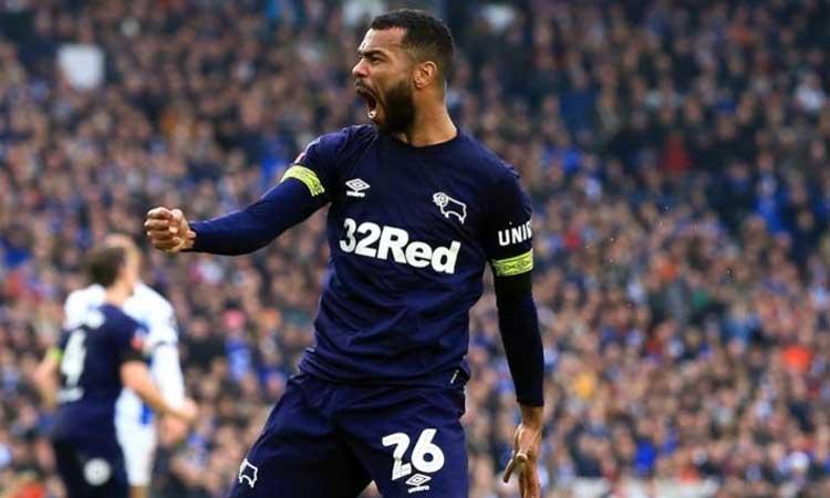 മു​ൻ ഇം​ഗ്ലീ​ഷ്​ താ​രം ആഷ്​ലി കോൾ ബൂട്ടഴിച്ചു