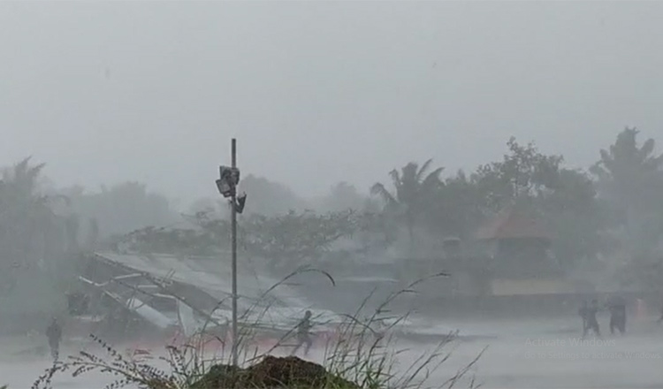 കനത്ത മഴ: കാസര്‍കോട് കലോത്സവ വേദി തകര്‍ന്നു വീണു- VIDEO