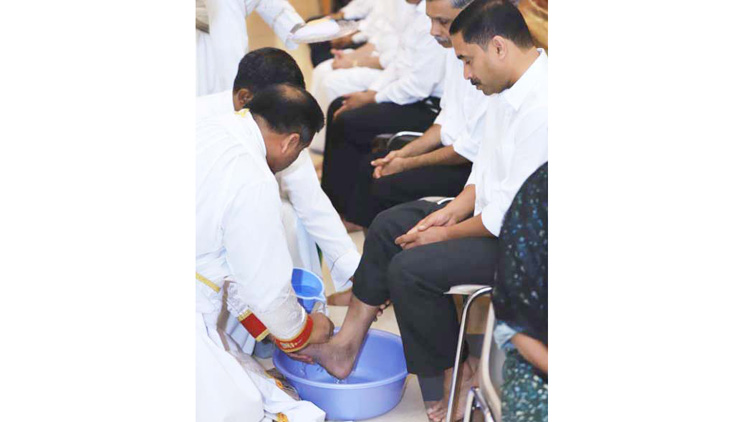 ഇൗ​സ്​​റ്റ​ർ കാ​ത്ത്​ വി​ശ്വാ​സി​ക​ൾ, ഇ​​ന്ന് ഉ​​യി​​ർ​​പ്പ് ശു​​ശ്രൂ​​ഷ