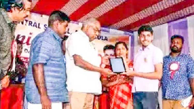 മൊബൈൽ ആപ്ലിക്കേഷൻ നിർമിച്ച ഒമ്പതാംക്ലാസുകാരന് അനുമോദനം