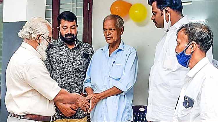 ദമ്പതികൾക്ക് വീടൊരുക്കി വാട്സ്​ആപ് കൂട്ടായ്മ 