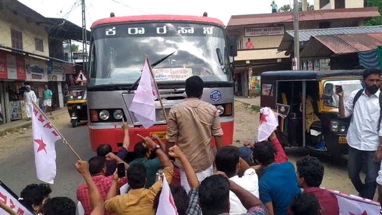 മാധ്യമപ്രവർത്തകരുടെ അറസ്​റ്റ്​: വഴിക്കടവിൽ ഡി.വൈ.എഫ്​.ഐ  കർണാടക ബസ്​ തടഞ്ഞു -VIDEO