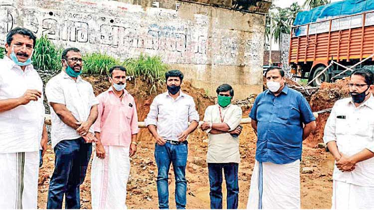 ആ​റു​വ​രി​പ്പാ​ത: സ​മ​രം ശ​ക്​​ത​മാ​ക്കി വ​ട​ക്ക​ഞ്ചേ​രി ജ​ന​കീ​യ വേ​ദി