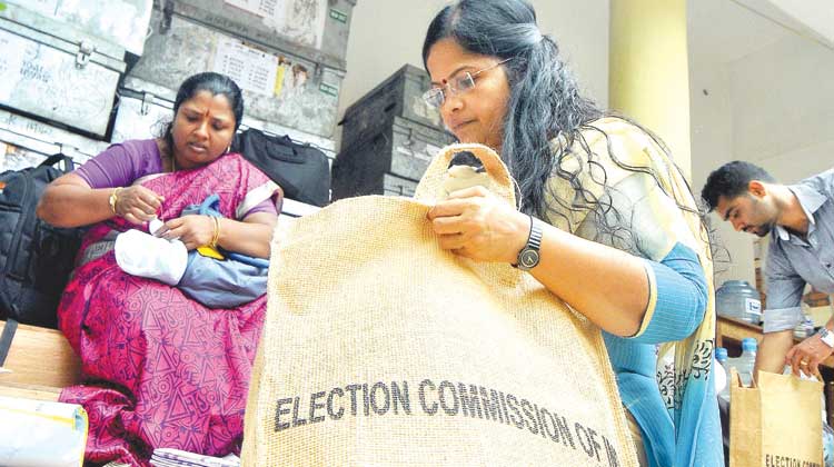 Vanitha-Polling-officials