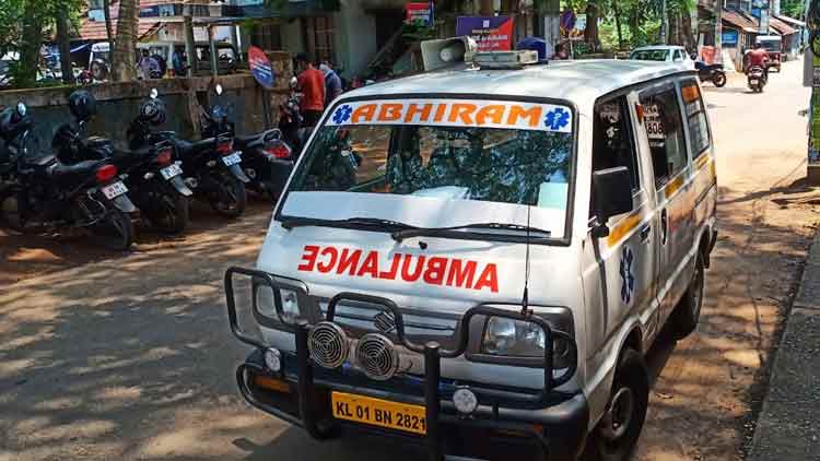 കാമുകിയെ കൂട്ടിക്കൊണ്ടുപോകാന്‍ ആംബുലന്‍സിലെത്തിയ മൂന്നുപേര്‍ പിടിയില്‍