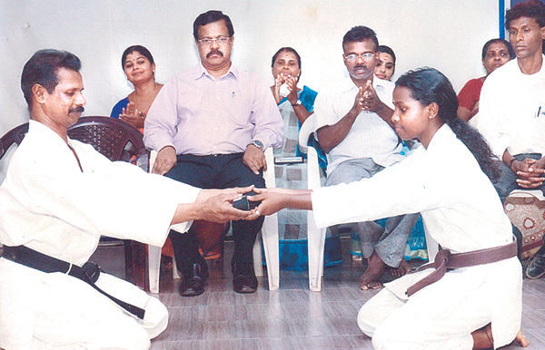 പണിയ സമുദായത്തിലെ ആദ്യ കരാട്ടേ ബ്ളാക് ബെല്‍റ്റ് രേഷ്മക്ക് സ്വന്തം