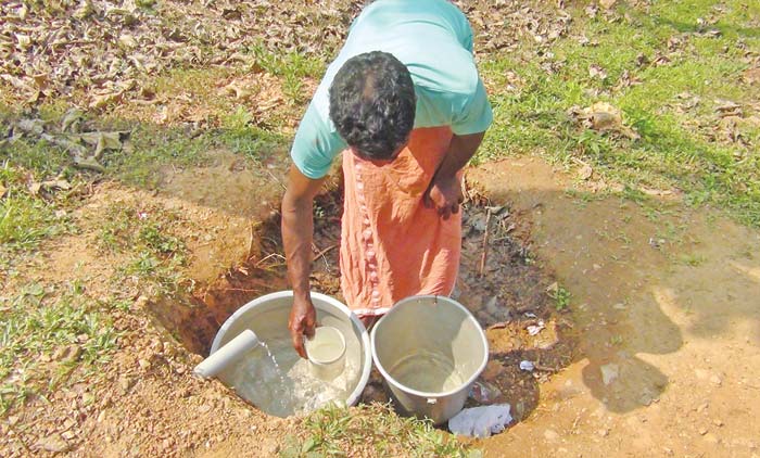 ഇ​രു​ള​ത്ത് കു​ടി​വെ​ള്ള​ത്തി​ന്​ നെ​ട്ടോ​ട്ടം