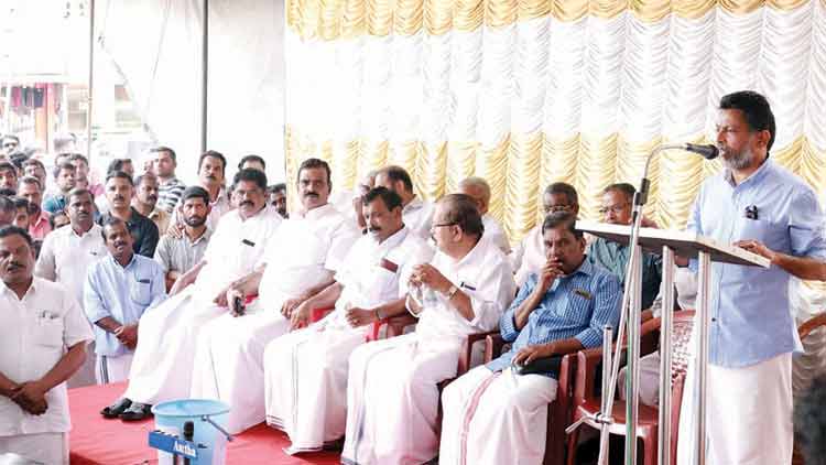 പോ​ര്‍മു​ഖം തു​റ​ന്ന്​ യു​വ​ജ​ന​  നി​രാ​ഹാ​ര​സ​മ​രം തു​ട​ങ്ങി