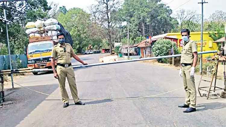 അധ്യാപിക എക്സൈസ് വാഹനത്തിൽ അതിർത്തി കടന്നു അധ്യാപിക എക്സൈസ് വാഹനത്തിൽ അതിർത്തി കടന്നു