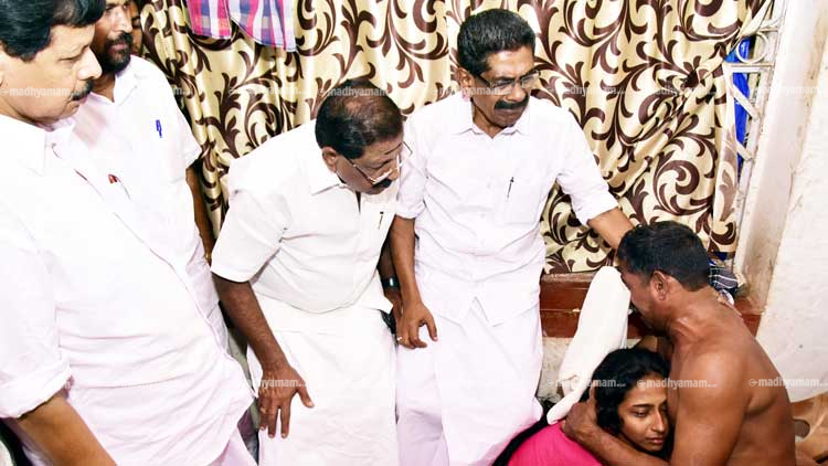 കൃ​േപഷി​െൻറ തലച്ചോർ പിളർന്നു​; ശരത്തി​െൻറ ദേഹത്ത്​ 15 വെട്ടുകൾ