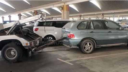 വി​മാ​ന​ത്താ​വ​ള​ത്തി​ലെ പാ​ർ​ക്കി​ങ്ങി​ൽ ദീ​ർ​ഘ​നാ​ളാ​യി നി​ർ​ത്തി​യി​ട്ട കാ​റു​ക​ൾ നീ​ക്കി