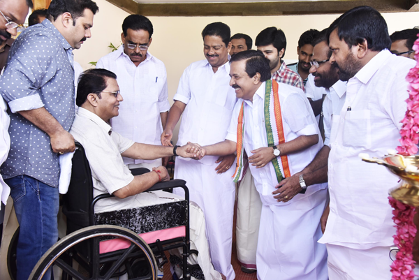 ഓണക്കോടിയും സ്നേഹപ്പൂക്കളുമായി സ്പീക്കറും മന്ത്രിയും ജഗതിക്കരികില്‍