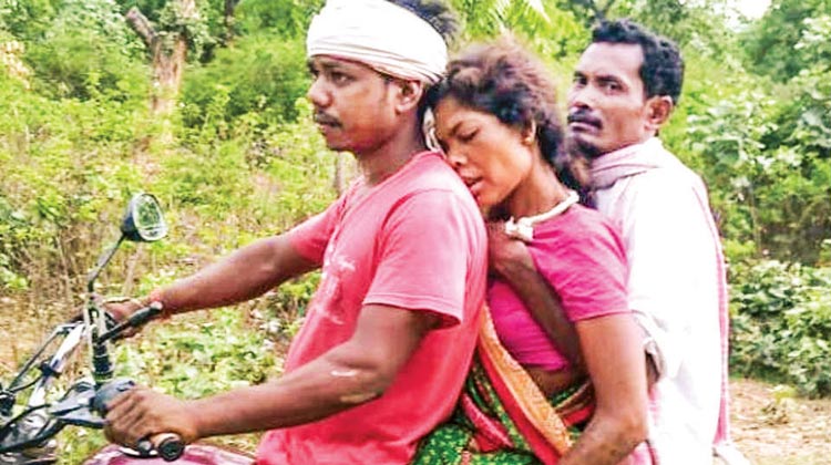 ആംബുലൻസ് ലഭിച്ചില്ല; ഝാർഖണ്ഡിൽ ബോധമറ്റ ഗർഭിണിയെ ആശുപത്രിയിലെത്തിച്ചത് ബൈക്കിൽ ആംബുലൻസ് ലഭിച്ചില്ല; ഝാർഖണ്ഡിൽ ബോധമറ്റ ഗർഭിണിയെ ആശുപത്രിയിലെത്തിച്ചത് ബൈക്കിൽ