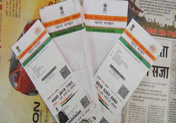 ഇ​നി പ്ര​വാ​സി​ക​ൾ​ക്ക്​ വ​ന്നി​റ​ങ്ങി​യ ഉ​ട​ൻ ആ​ധാ​ർ