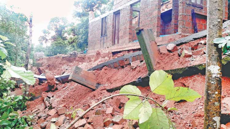 കെട്ടിട മതില്‍ തകര്‍ന്നു; കാല്‍നടക്കാര്‍ രക്ഷപ്പെട്ടത് തലനാരിഴക്ക്