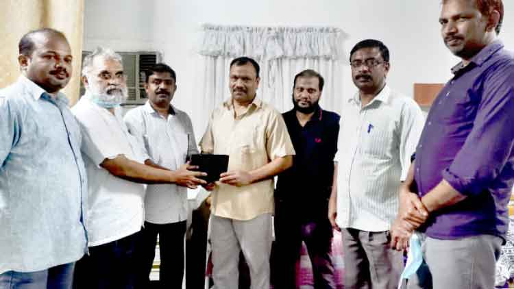 അ​ബ്ബാ​സ് ബാ​വ​പ്പ​ടി​ക്ക് യാ​ത്ര​യ​യ​പ്പ് ന​ൽ​കി