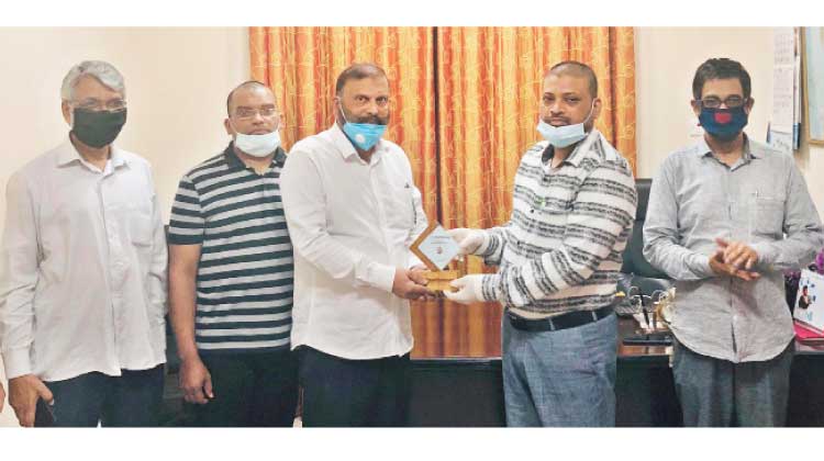 അ​ബ്​​ദു​ൽ മ​ജീ​ദ്​ കു​നി​യി​ലി​ന്​ യാ​ത്ര​യ​യ​പ്പ്​ ന​ൽ​കി