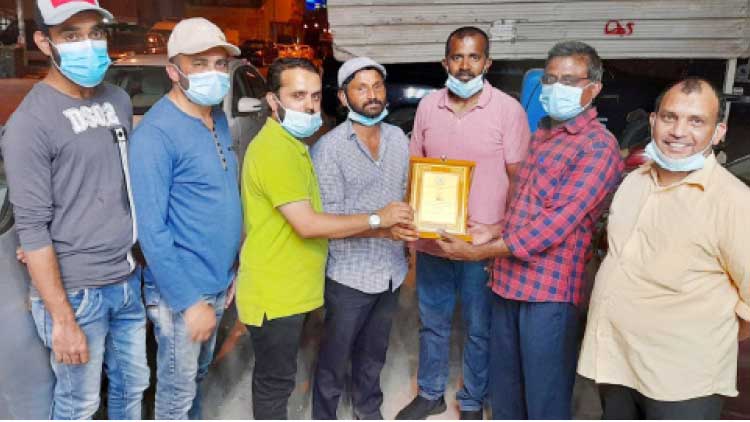 അ​ബ്​​ദു​ല്ല പൈ​ക്ക​ക്ക് യാ​ത്ര​യ​യ​പ്പ് ന​ൽ​കി