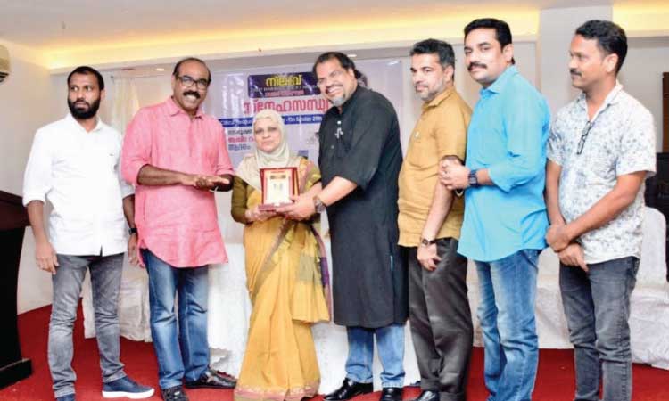 ഗാ​യി​ക ആ​ബി​ദ റ​ഹ്‌​മാ​നും ച​ക്ക​ര​പ്പ​ന്ത​ൽ ശി​ൽ​പി​ക​ൾ​ക്കും ആ​ദ​രം